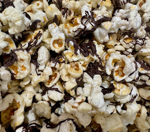 TUXEDO (KETTLE WITH DARK CHOCOLATE DRIZZLE)